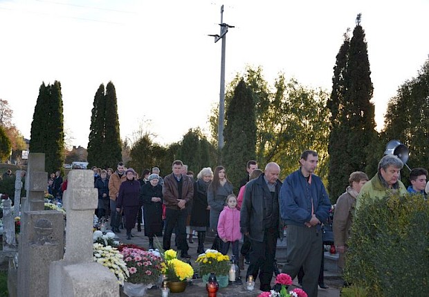 Modlitwa za zmarłych i poświęcenie kapłańskiego grobowca