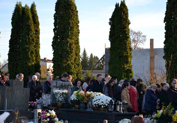 Modlitwa za zmarłych i poświęcenie kapłańskiego grobowca