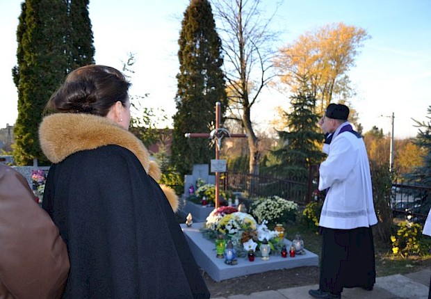 Modlitwa za zmarłych i poświęcenie kapłańskiego grobowca