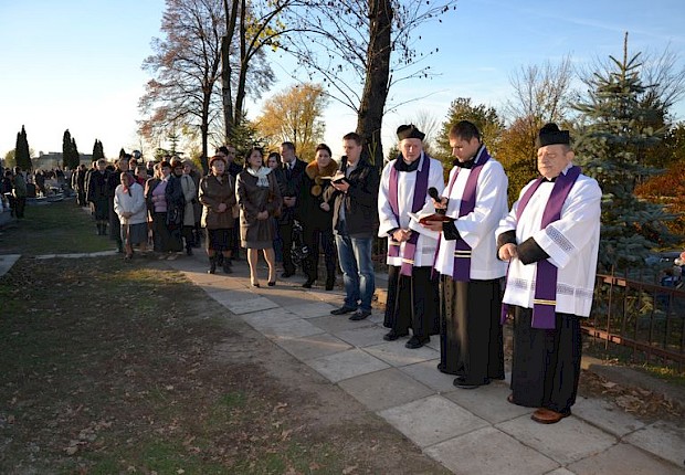 Modlitwa za zmarłych i poświęcenie kapłańskiego grobowca