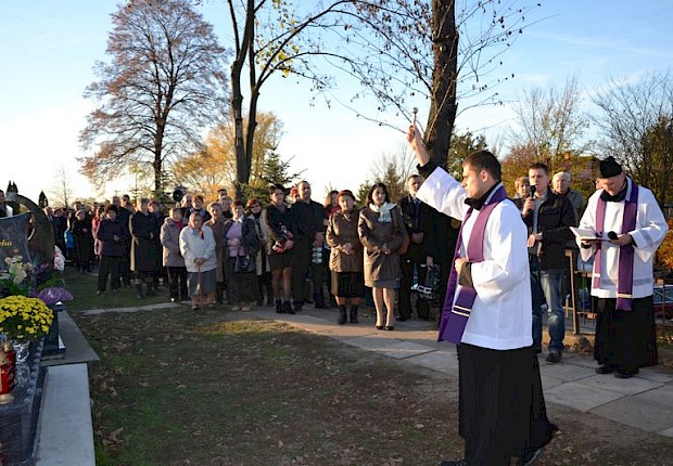 Modlitwa za zmarłych i poświęcenie kapłańskiego grobowca