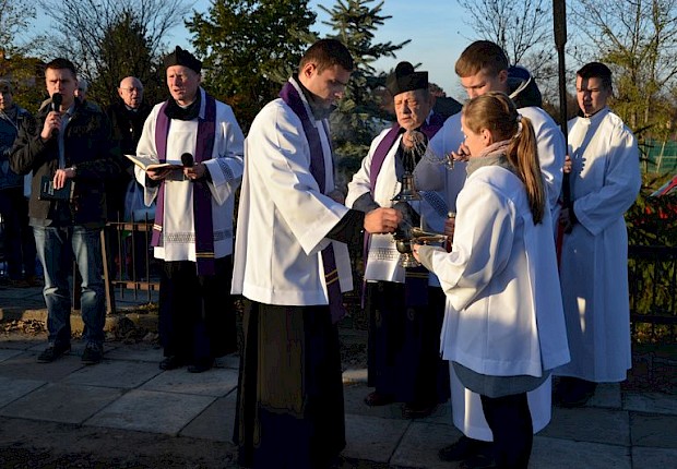 Modlitwa za zmarłych i poświęcenie kapłańskiego grobowca