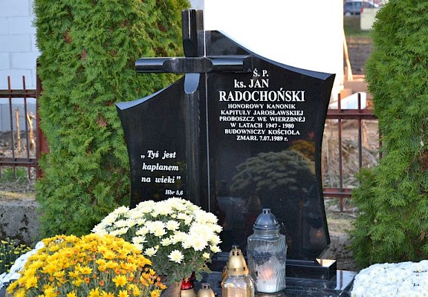 Modlitwa za zmarłych i poświęcenie kapłańskiego grobowca