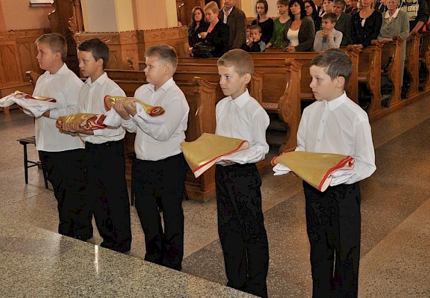 Przyjecie kandydat&oacute;w do posługi ministranta