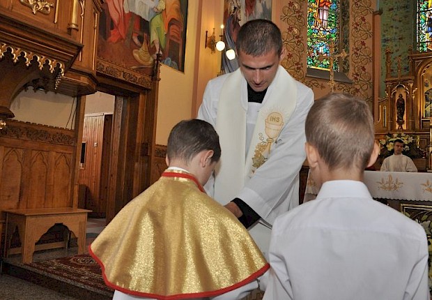Przyjecie kandydat&oacute;w do posługi ministranta