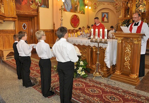 Przyjęcie kandydat&oacute;w na ministrant&oacute;w