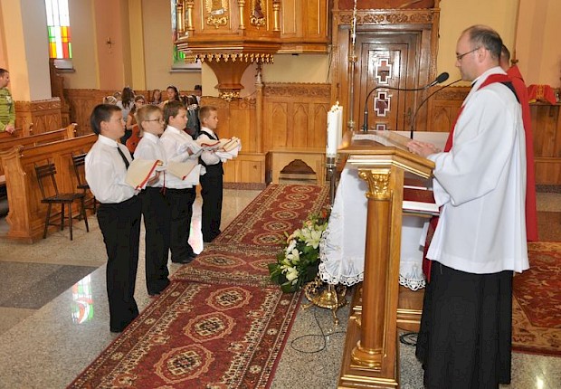 Przyjęcie kandydat&oacute;w na ministrant&oacute;w