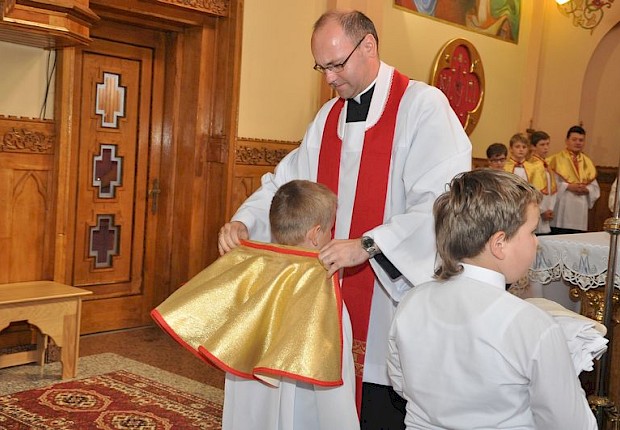 Przyjęcie kandydat&oacute;w na ministrant&oacute;w