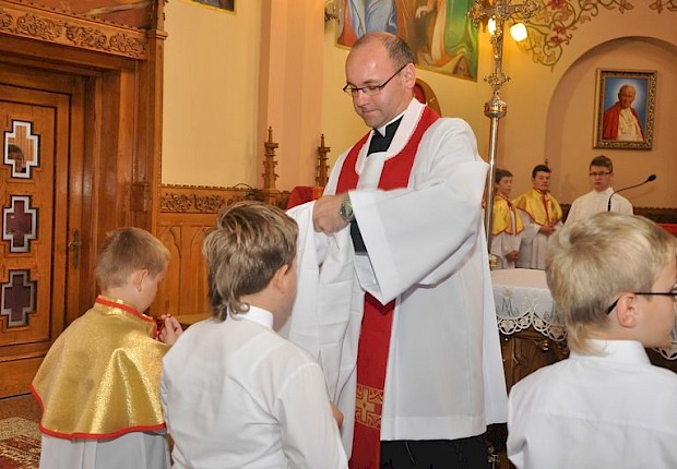 Przyjęcie kandydat&oacute;w na ministrant&oacute;w