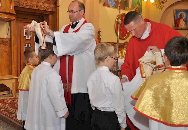 Przyjęcie kandydat&oacute;w na ministrant&oacute;w