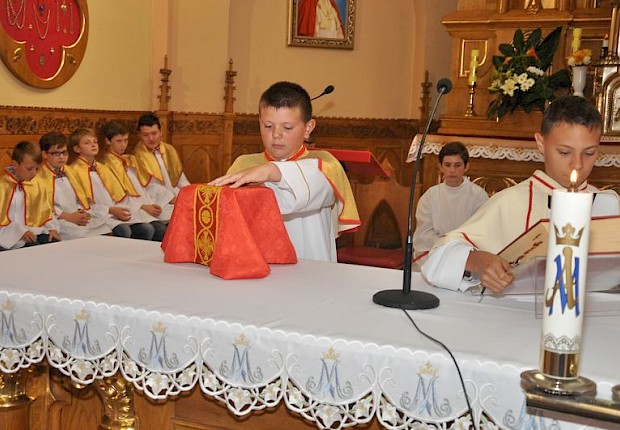 Przyjęcie kandydat&oacute;w na ministrant&oacute;w