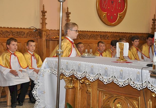 Przyjęcie kandydat&oacute;w na ministrant&oacute;w
