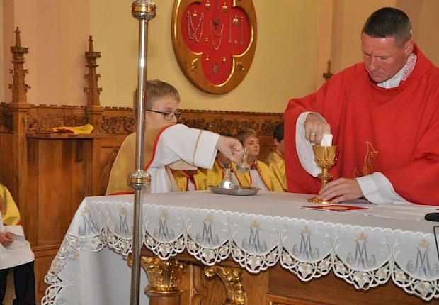 Przyjęcie kandydat&oacute;w na ministrant&oacute;w