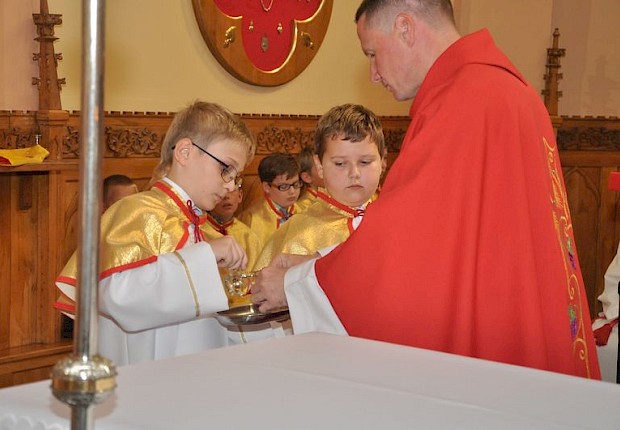 Przyjęcie kandydat&oacute;w na ministrant&oacute;w