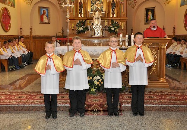 Przyjęcie kandydat&oacute;w na ministrant&oacute;w
