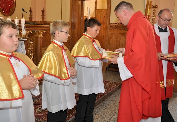 Przyjęcie kandydat&oacute;w na ministrant&oacute;w