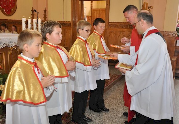 Przyjęcie kandydat&oacute;w na ministrant&oacute;w