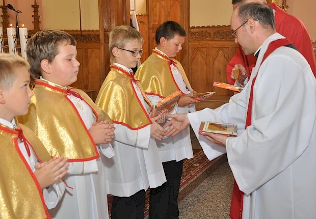 Przyjęcie kandydat&oacute;w na ministrant&oacute;w