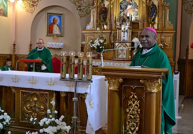 Goście z Papui Nowej Gwinei: bp Paul Sundu i Rodak ks. Łukasz Hołub