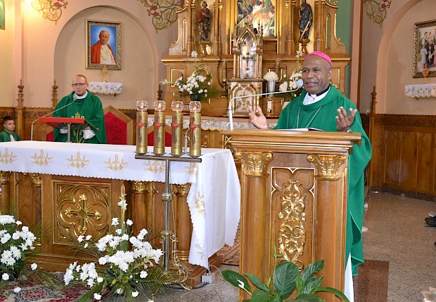 Goście z Papui Nowej Gwinei: bp Paul Sundu i Rodak ks. Łukasz Hołub