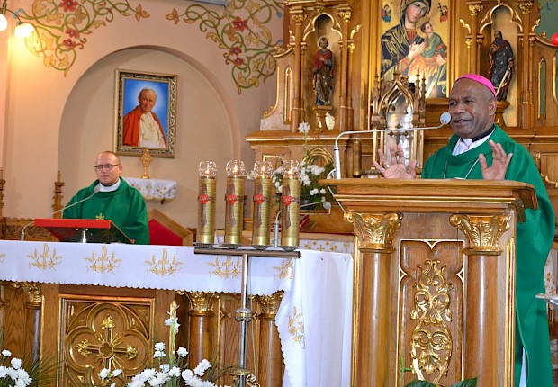 Goście z Papui Nowej Gwinei: bp Paul Sundu i Rodak ks. Łukasz Hołub