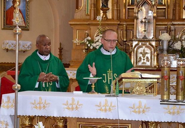 Goście z Papui Nowej Gwinei: bp Paul Sundu i Rodak ks. Łukasz Hołub