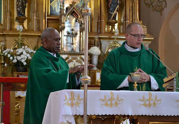 Goście z Papui Nowej Gwinei: bp Paul Sundu i Rodak ks. Łukasz Hołub