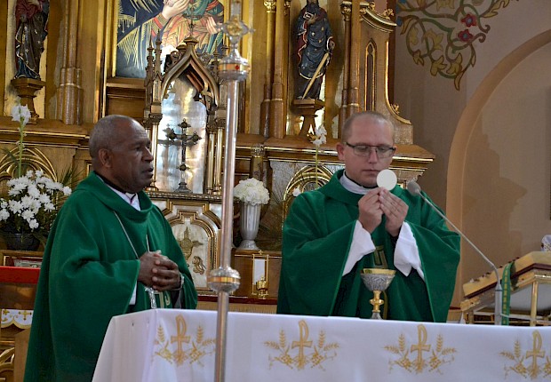 Goście z Papui Nowej Gwinei: bp Paul Sundu i Rodak ks. Łukasz Hołub