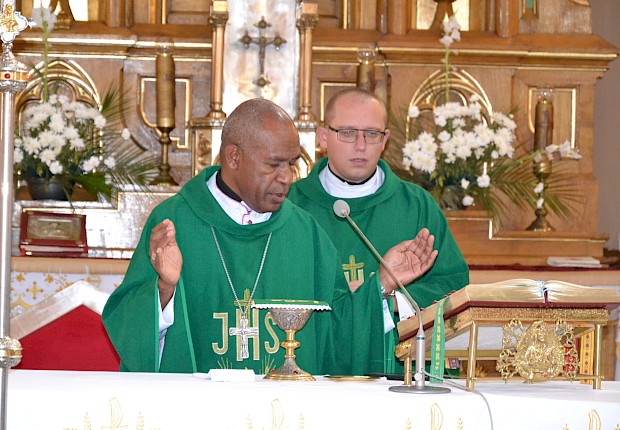 Goście z Papui Nowej Gwinei: bp Paul Sundu i Rodak ks. Łukasz Hołub