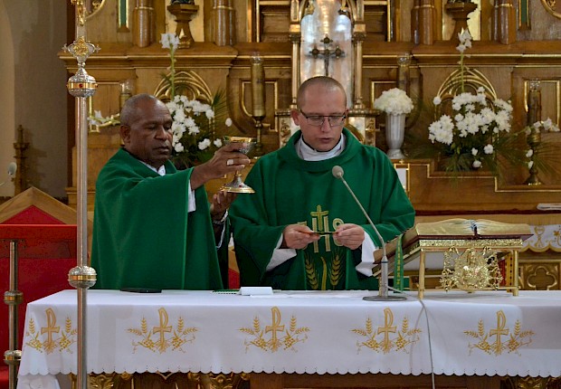 Goście z Papui Nowej Gwinei: bp Paul Sundu i Rodak ks. Łukasz Hołub