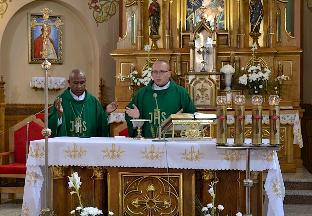 Goście z Papui Nowej Gwinei: bp Paul Sundu i Rodak ks. Łukasz Hołub