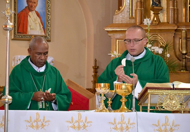 Goście z Papui Nowej Gwinei: bp Paul Sundu i Rodak ks. Łukasz Hołub