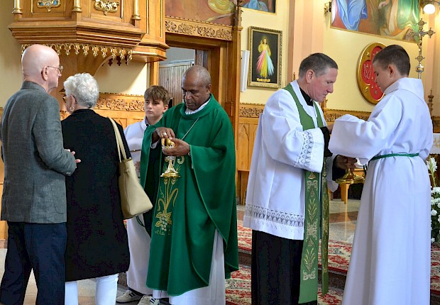 Goście z Papui Nowej Gwinei: bp Paul Sundu i Rodak ks. Łukasz Hołub