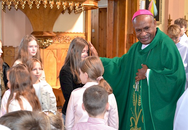 Goście z Papui Nowej Gwinei: bp Paul Sundu i Rodak ks. Łukasz Hołub