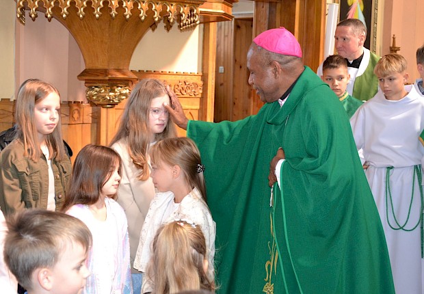 Goście z Papui Nowej Gwinei: bp Paul Sundu i Rodak ks. Łukasz Hołub