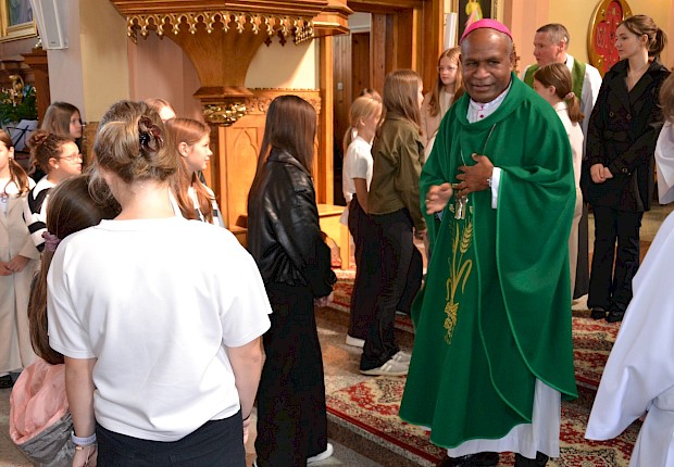 Goście z Papui Nowej Gwinei: bp Paul Sundu i Rodak ks. Łukasz Hołub