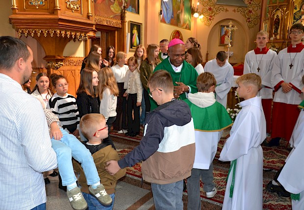 Goście z Papui Nowej Gwinei: bp Paul Sundu i Rodak ks. Łukasz Hołub