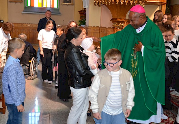 Goście z Papui Nowej Gwinei: bp Paul Sundu i Rodak ks. Łukasz Hołub