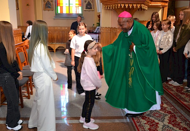 Goście z Papui Nowej Gwinei: bp Paul Sundu i Rodak ks. Łukasz Hołub