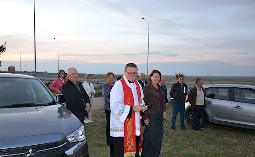 Poświęcenie krzyża przy drodze na granicy z Mirocinem