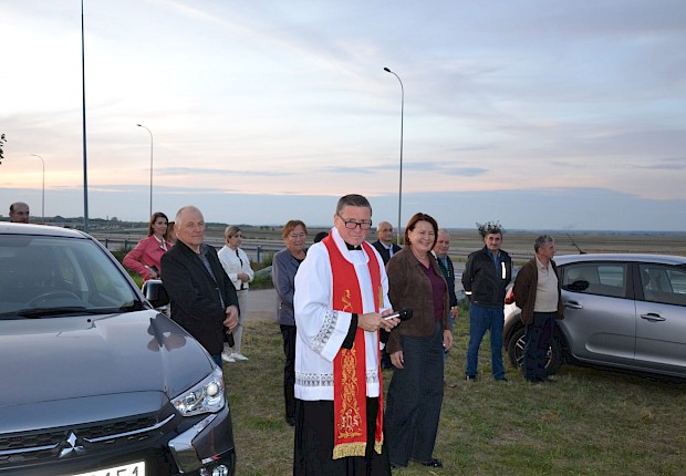 Poświęcenie krzyża przy drodze na granicy z Mirocinem