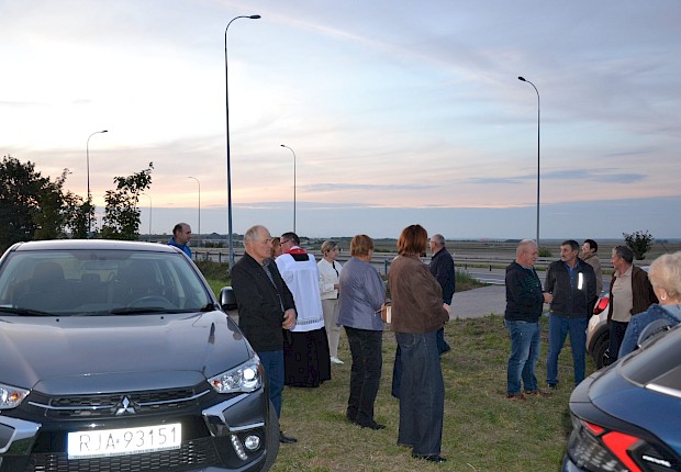 Poświęcenie krzyża przy drodze na granicy z Mirocinem