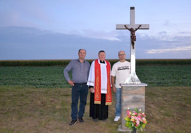 Poświęcenie krzyża przy drodze na granicy z Mirocinem