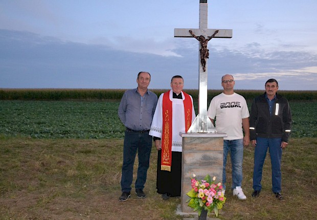 Poświęcenie krzyża przy drodze na granicy z Mirocinem