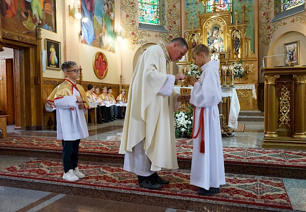 Przyjęcie kandydat&oacute;w do posługi ministranta