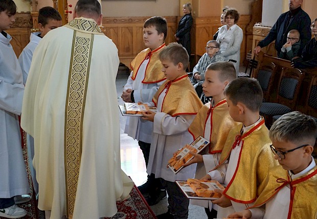 Przyjęcie kandydat&oacute;w do posługi ministranta